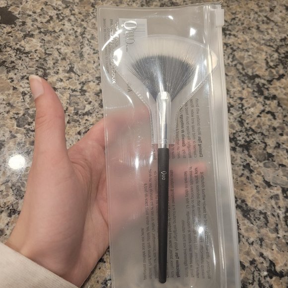 Quo SOFT FAN HIGHLIGHTER BRUSH - Picture 1 of 4